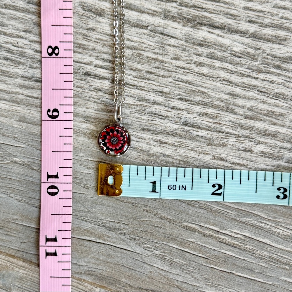 NEW without TAGS Reversible Red Flower Small Circle Necklace - Picture 10 of 12
